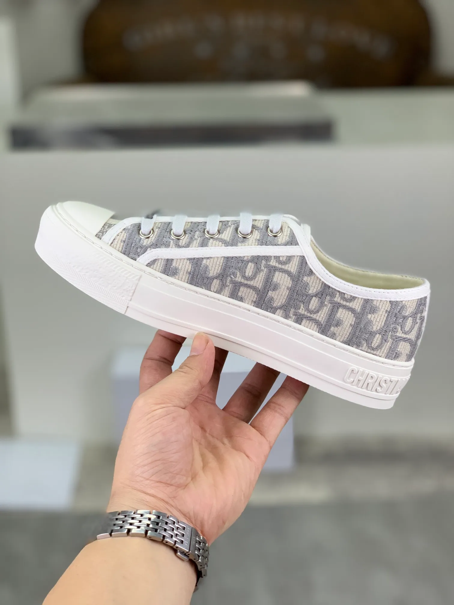 👟👟Ex-factory price 480👟👟 Dior2022 spring, summer, autumn and winter latest upgraded version of casual lace-up classic embroidered sneakers, the same style of flat-bottomed round-toe women's shoes for all seasons. It took more than two months to finally reproduce it perfectly. We made every detail exactly the same as the original. We decisively keep our own style when shipping. How can beauties who like sports not keep it for themselves? Multiple craftsmanship, original Italian imported original embroidered woven fabrics, original customized T👟👟 ex-factory price U outsole. On the surface it seems simple and has no technical content, but in fact it is quite a test of the technical operation of the master Luo Di. The market's top quality is welcome to compare, any details are unconditional 👟👟Ex-factory price K. There are pictures and the truth. Today's Internet celebrities and foreign stars are buying it one after another! Fully responsible for dressing in spring, summer, autumn and winter. All aspects of the original disassembly and materials are exclusively molded and customized, 🎗shoelace molding, hardware molding, outsole molding, even the feet are molded, the original order is made to order, and the original bronze hardware is compared to the original, not a common imitation in the market. It will be full of surprises the moment you get it! The perfect genuine version, you can go in and out of the counter at will. Fabric: Original imported embroidered woven fabric from Italy. Lining: Imported original water-dyed cowhide. Feet: Imported original water-dyed cowhide. Outsole: Original molded T👟👟Ex-factory price U bottom. Size: 35-39 (34.40.41.42 customized, non-refundable)